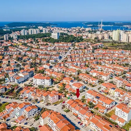 Blue Pula, New, Family Friendly, Comfortable, Free Parking And Wifi Apartment *