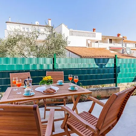 Blue Pula, New, Family Friendly, Comfortable, Free Parking And Wifi Apartment