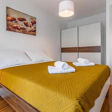 Apartment Blue Pula, New, Family Friendly, Comfortable, Free Parking And Wifi
