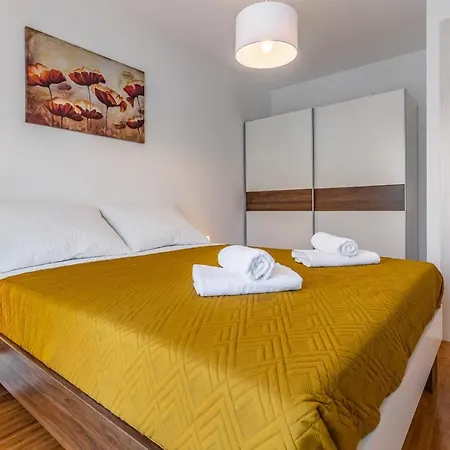 Apartment Spacious & Modern Blue For 4 With Terrace & Parking Peaceful Near Beaches