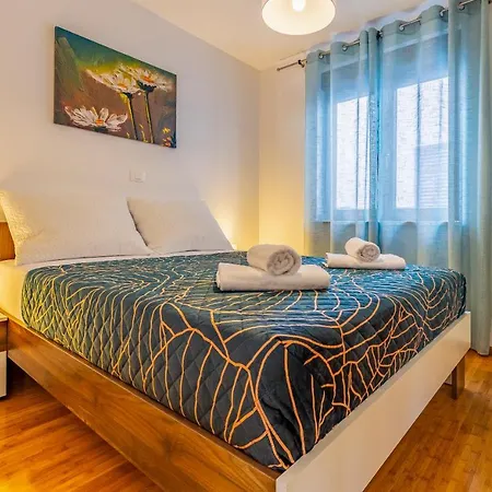 Blue Pula, New, Family Friendly, Comfortable, Free Parking And Wifi Apartment Pula