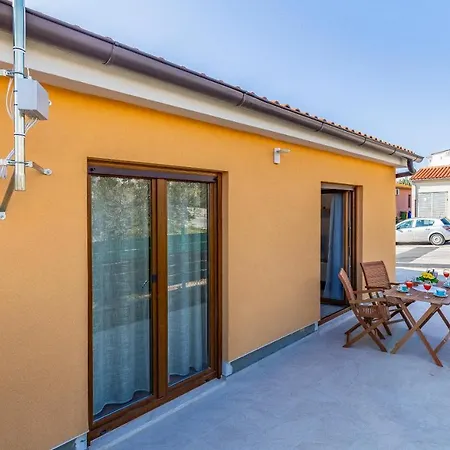 Spacious & Modern Blue For 4 With Terrace & Parking Peaceful Near Beaches * Pula