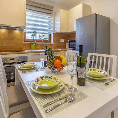 Blue Pula, New, Family Friendly, Comfortable, Free Parking And Wifi Apartment