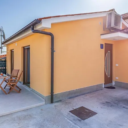 Blue Pula, New, Family Friendly, Comfortable, Free Parking And Wifi Pula