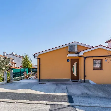 Apartment Blue Pula, New, Family Friendly, Comfortable, Free Parking And Wifi *