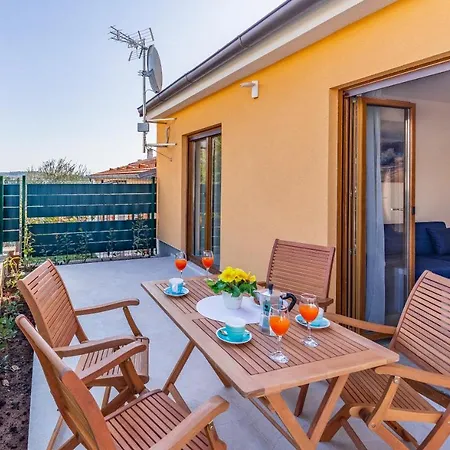 Apartment Blue Pula, New, Family Friendly, Comfortable, Free Parking And Wifi *