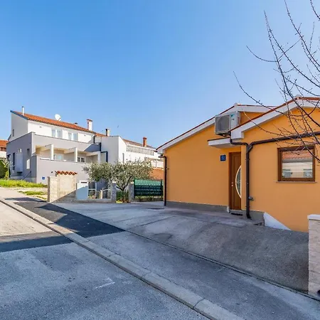 Apartment Blue Pula, New, Family Friendly, Comfortable, Free Parking And Wifi Pula