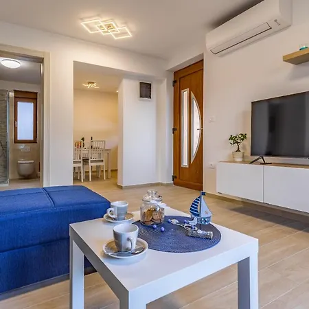 Blue Pula, New, Family Friendly, Comfortable, Free Parking And Wifi Apartment *