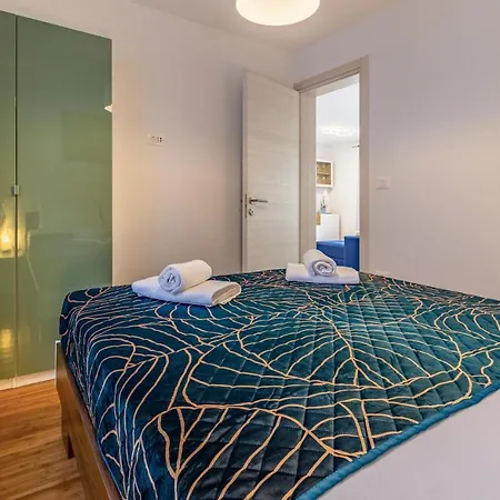 Blue Pula, New, Family Friendly, Comfortable, Free Parking And Wifi Apartment