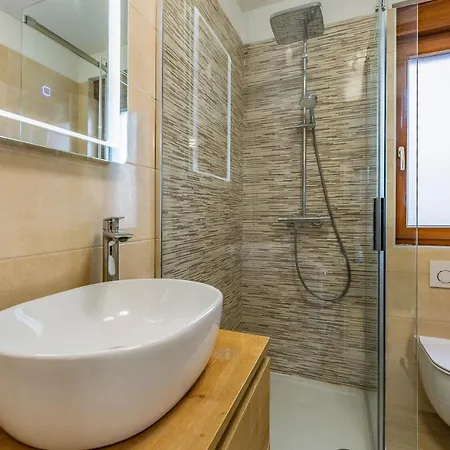 Blue Pula, New, Family Friendly, Comfortable, Free Parking And Wifi Apartment Pula