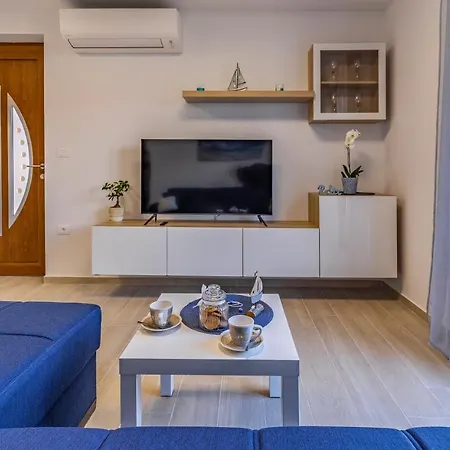 Blue Pula, New, Family Friendly, Comfortable, Free Parking And Wifi * Pula
