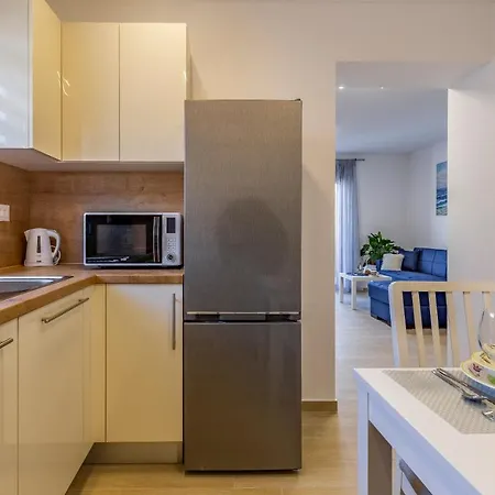 Blue Pula, New, Family Friendly, Comfortable, Free Parking And Wifi Pula