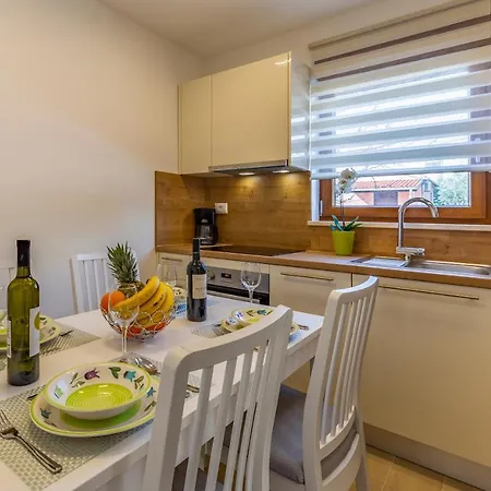 Blue Pula, New, Family Friendly, Comfortable, Free Parking And Wifi