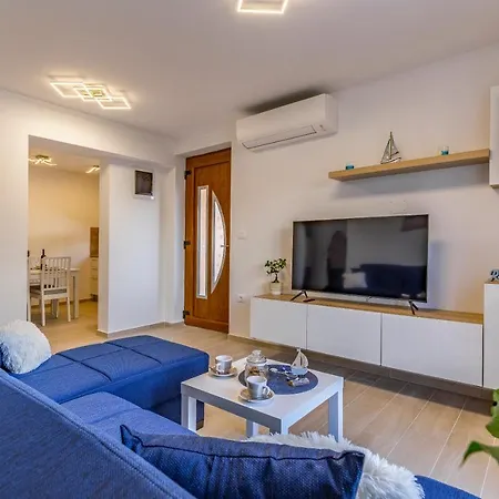Blue Pula, New, Family Friendly, Comfortable, Free Parking And Wifi *