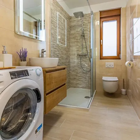 Blue Pula, New, Family Friendly, Comfortable, Free Parking And Wifi *