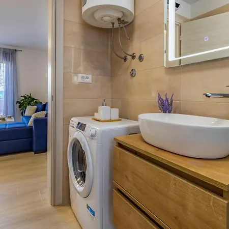 Apartment Blue Pula, New, Family Friendly, Comfortable, Free Parking And Wifi
