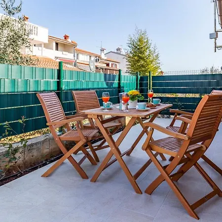 Blue Pula, New, Family Friendly, Comfortable, Free Parking And Wifi Apartment Pula