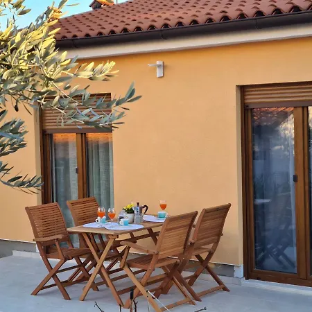 Blue Pula, New, Family Friendly, Comfortable, Free Parking And Wifi